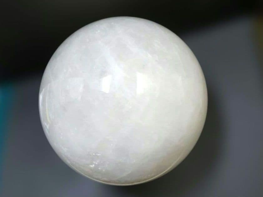 ヒマラヤ水晶　丸玉　スフィア　2.4Kg　木製台座付き！　②