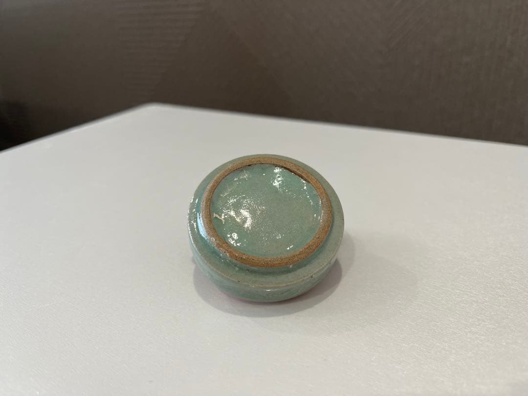 青磁香合　廣州窯