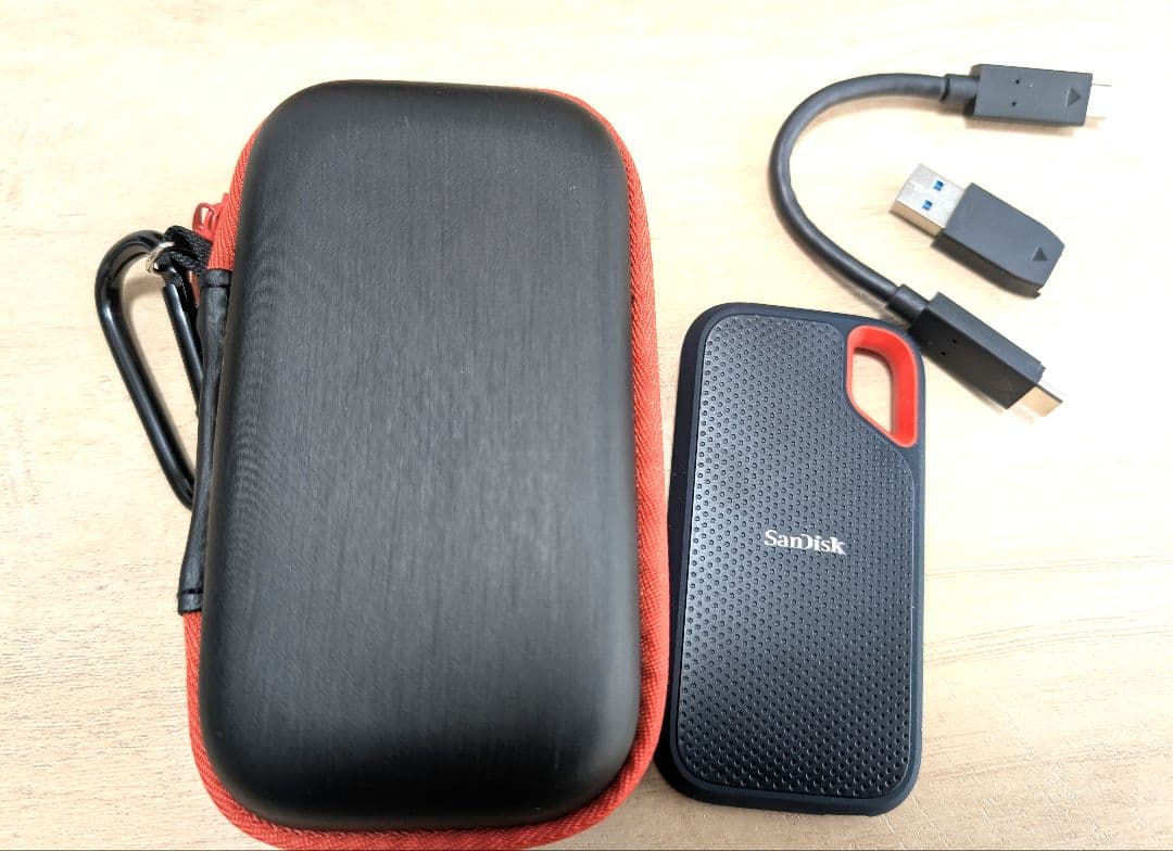 SanDisk Extreme Portable SSD 2TB ケース付き
