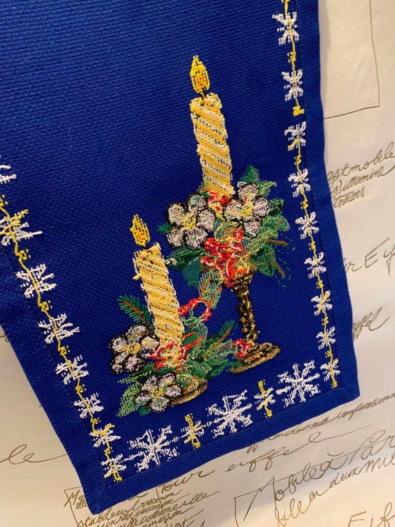 デンマーク製　北欧雑貨　ビンテージEVAのキャンドルが刺繍されたテーブルセンター