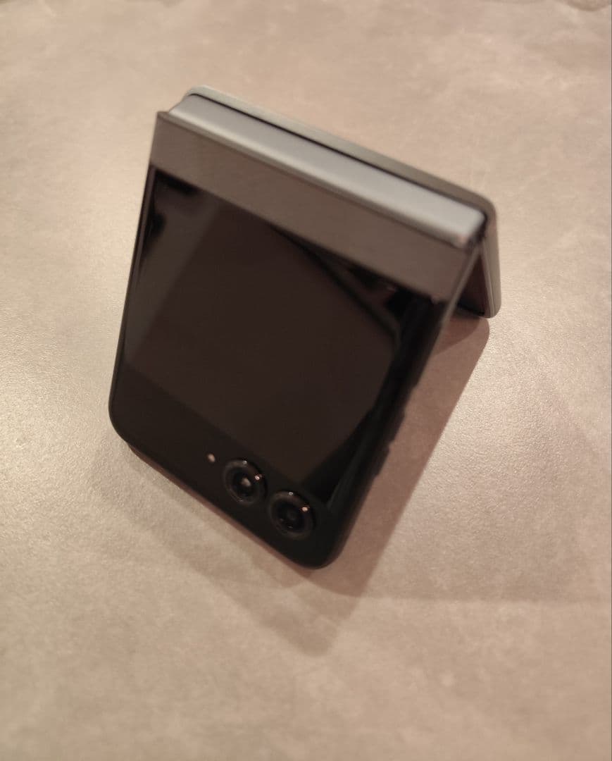 【超美品】Motorola モトローラ razr50 コアラグレイ 512GB