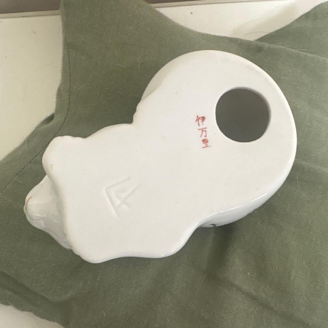 伊万里焼　猫の置物 花と蝶