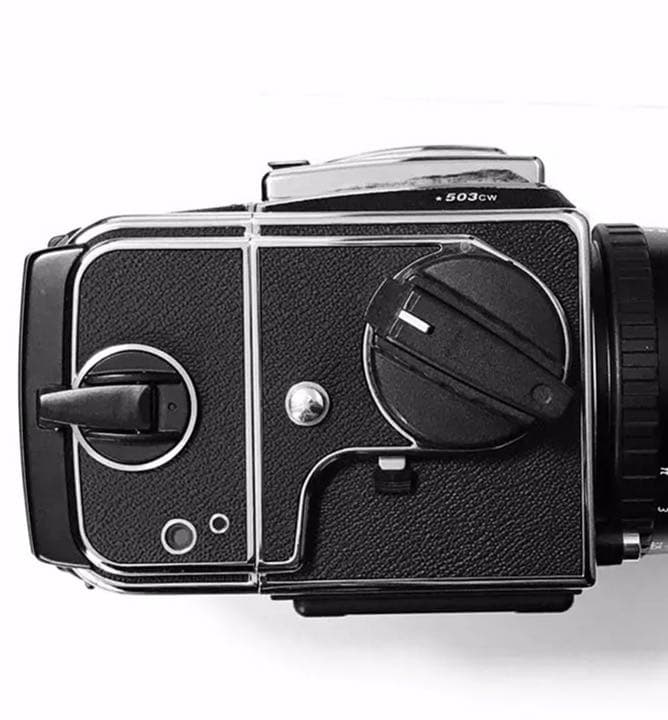 青 HASSELBLAD 503CWBodyとA12フィルムマガジン皮を飾ります