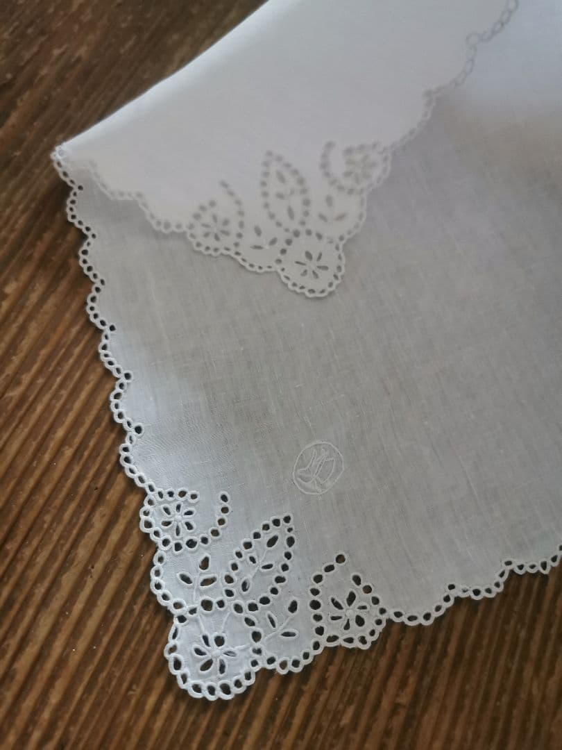 アンティーク フランス 細やかなアイレット刺繍 ❁＆チューリップ リネンハンカチ