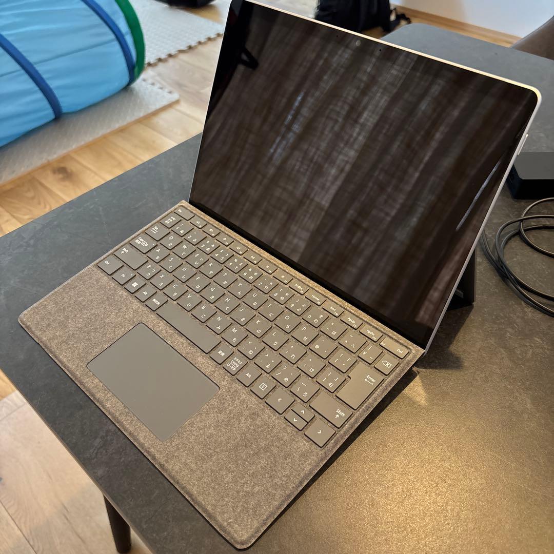 Surface Pro 8 本体（充電器付き）、純正キーボード（スリムペン付き）