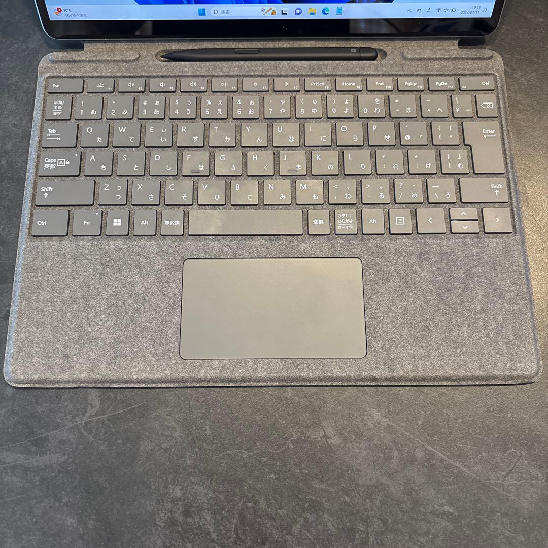 Surface Pro 8 本体（充電器付き）、純正キーボード（スリムペン付き）