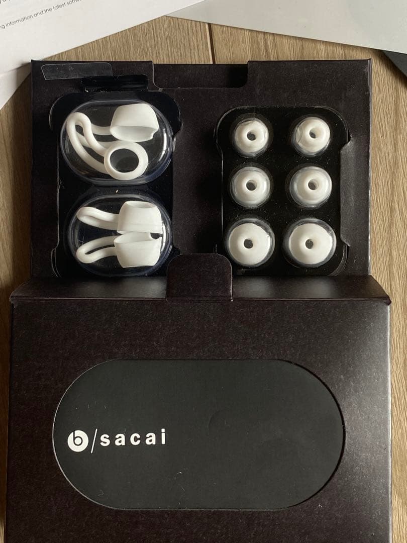 Sacai × Beats ワイヤレスイヤホン