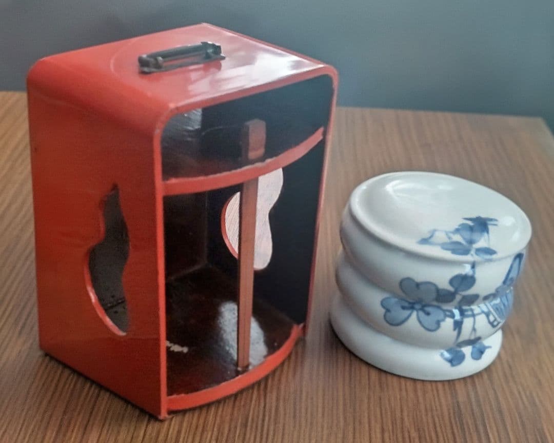 赤い茶道具入れと陶器の茶碗？ 薬味入れ？ 和風インテリアのアクセントに❕