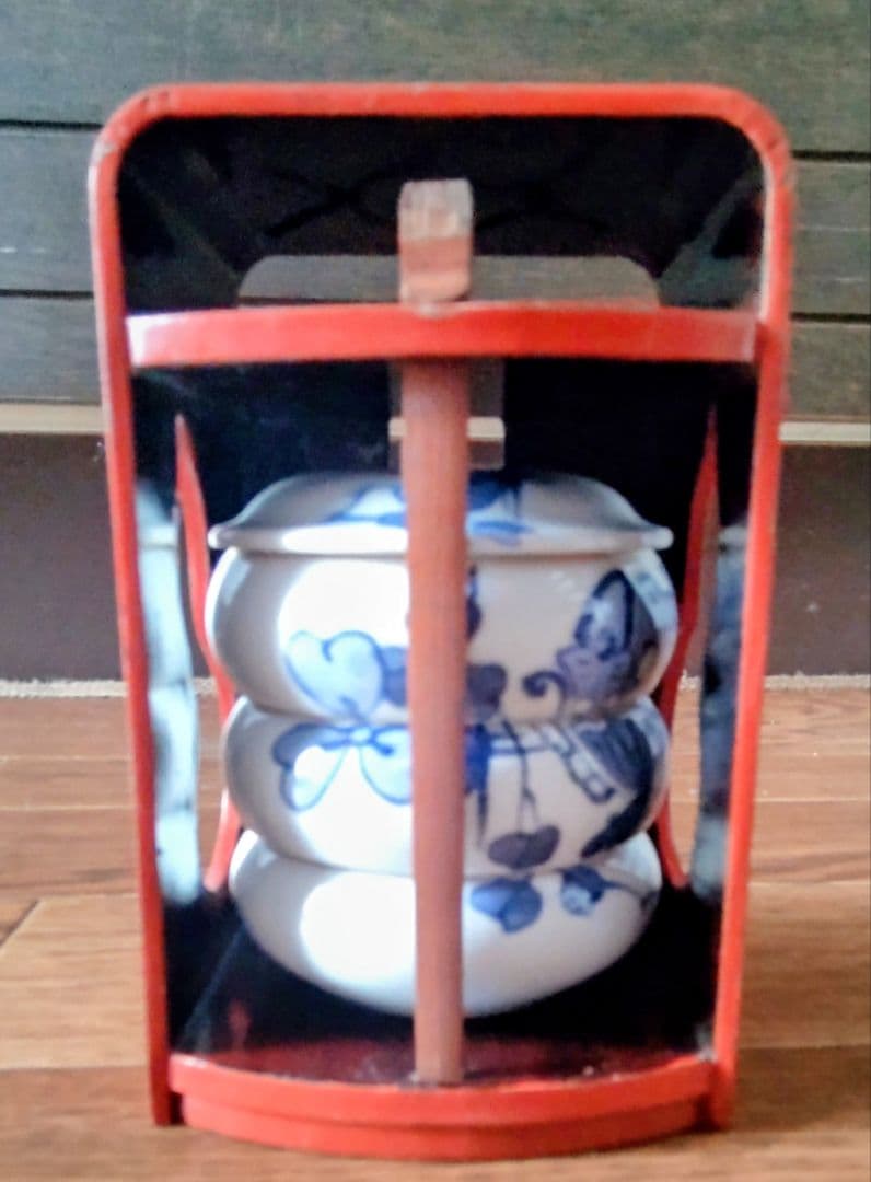 赤い茶道具入れと陶器の茶碗？ 薬味入れ？ 和風インテリアのアクセントに❕