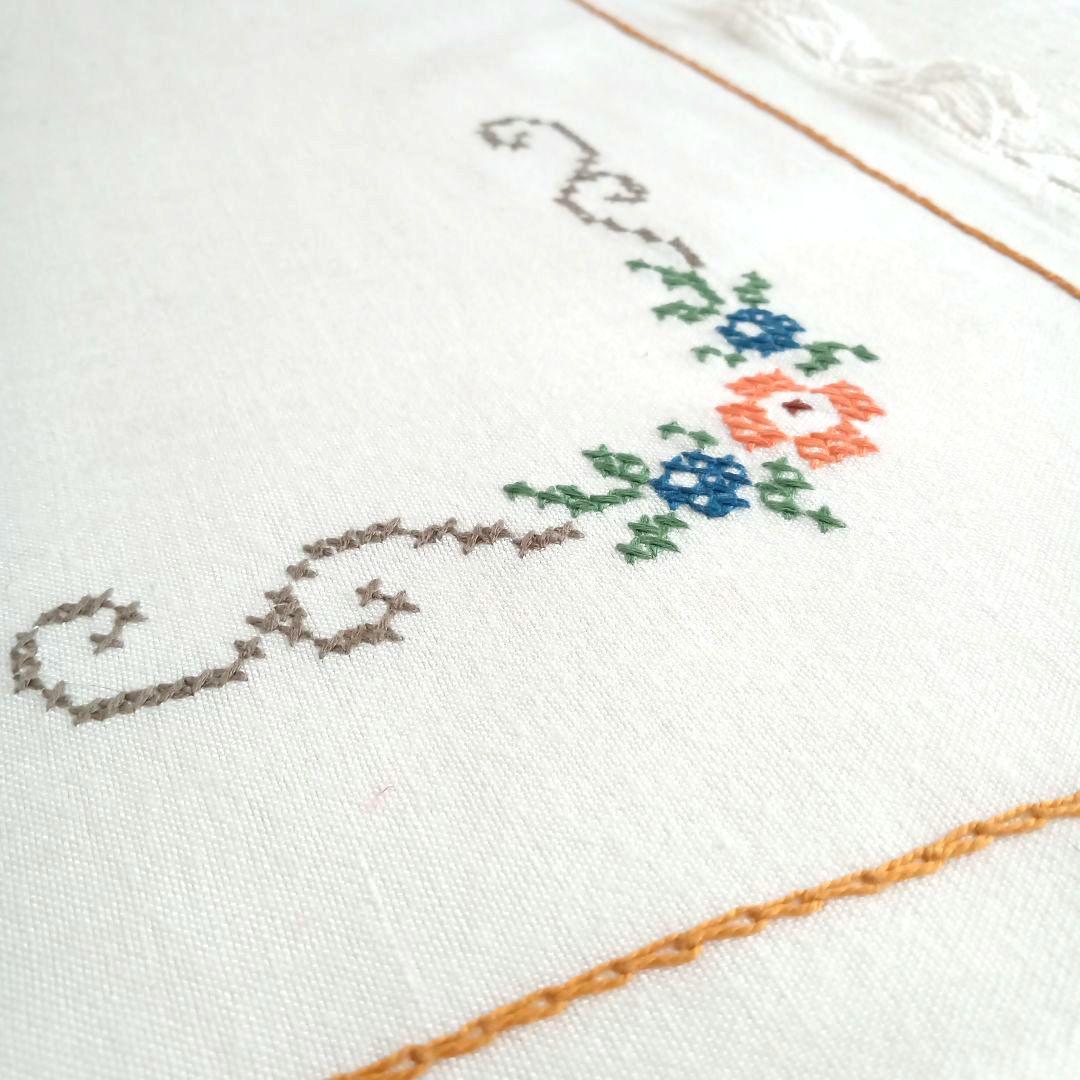 刺繍テーブルクロス／ふちレース／コットン／スウェーデン／北欧ヴィンテージ