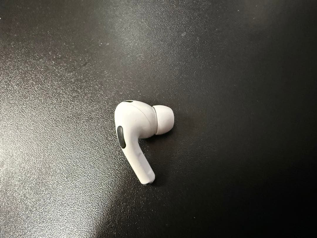 m*e様 Air Pods Pro 第2世代 右イヤホンとケース A2698 A