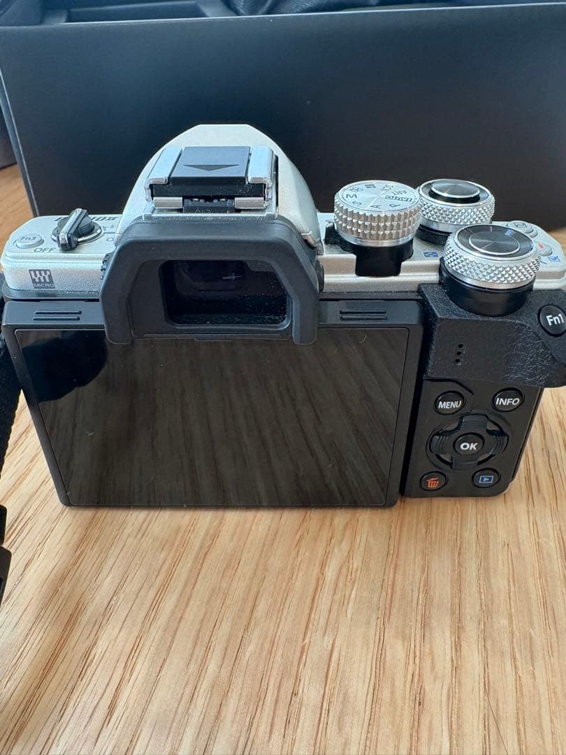 【美品】OLYMPUS OM-D E-M10 Mark II