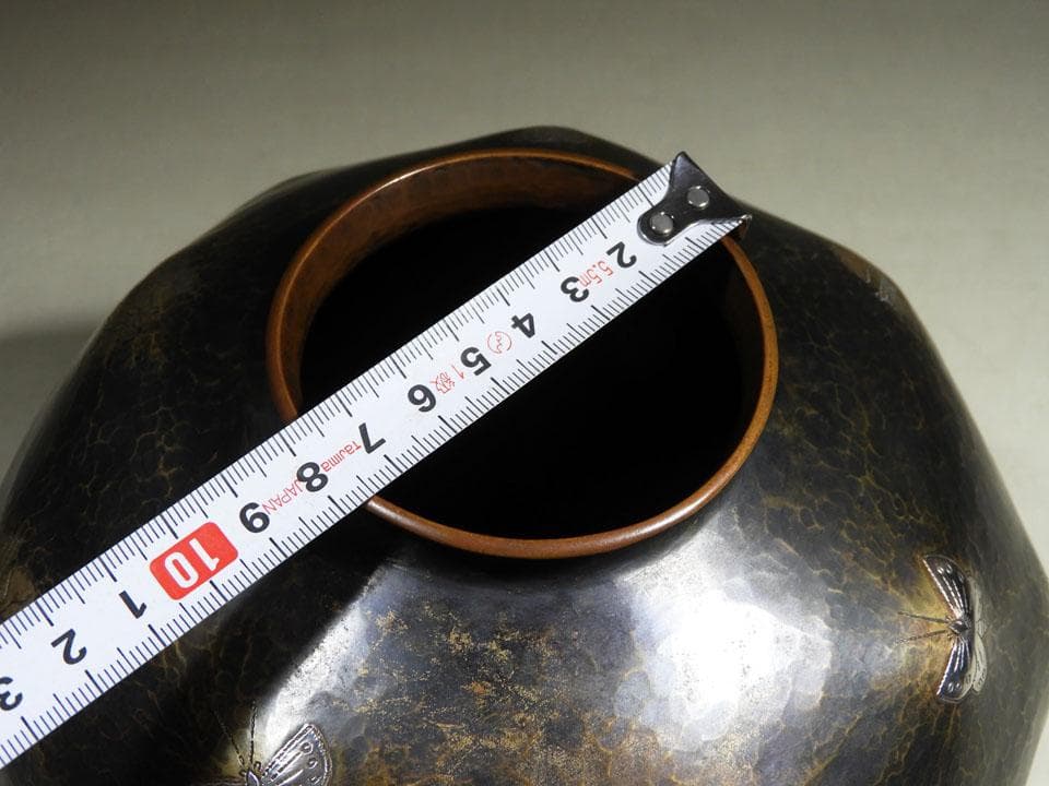 ●玉川堂 五代玉川覚平造同作 鎚起銅器 銀象嵌 花蝶紋 大花瓶 華道具 花器