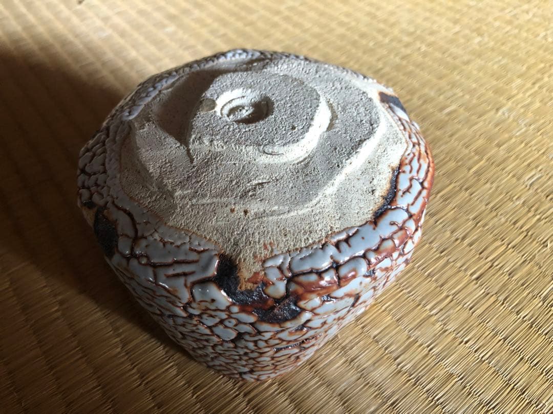 重厚な富士山型の豪快施釉の志野茶碗 検茶道具抹茶碗古志野