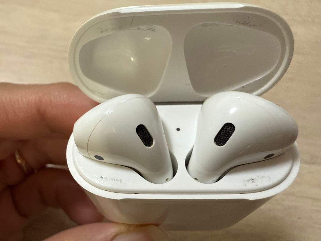 Apple AirPods　両耳イヤホン+充電ケース（第2世代）MV7N2J/A
