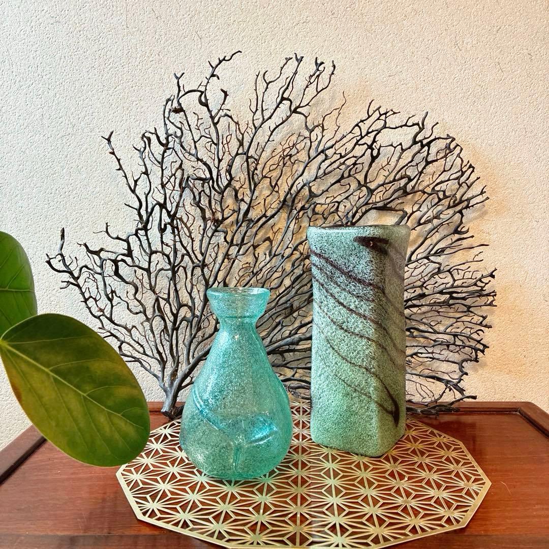 骨董　琉球ガラス　工芸ガラス　現代の名工　稲嶺盛吉　淡緑茶　臙脂色　角型　花瓶