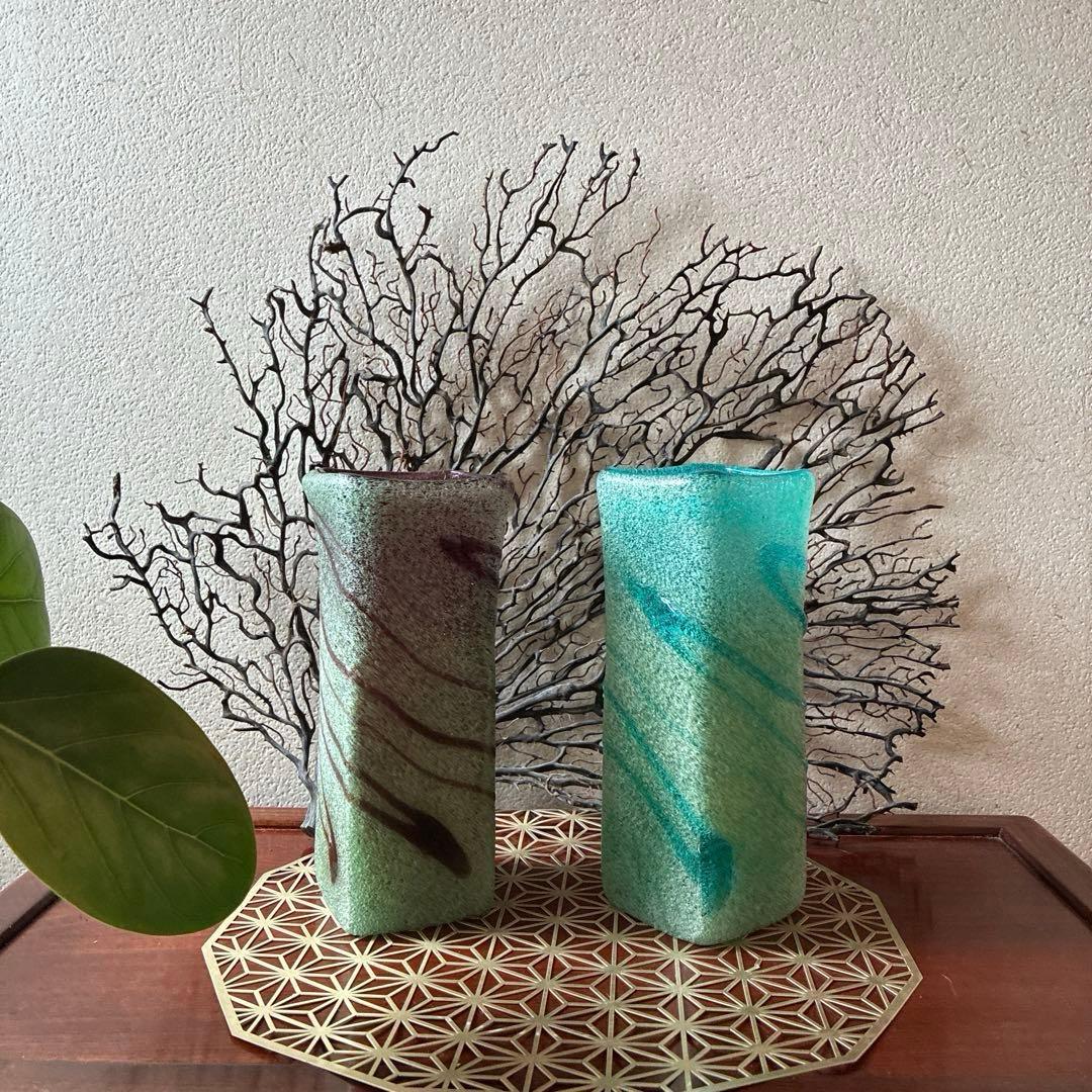骨董　琉球ガラス　工芸ガラス　現代の名工　稲嶺盛吉　淡緑茶　臙脂色　角型　花瓶