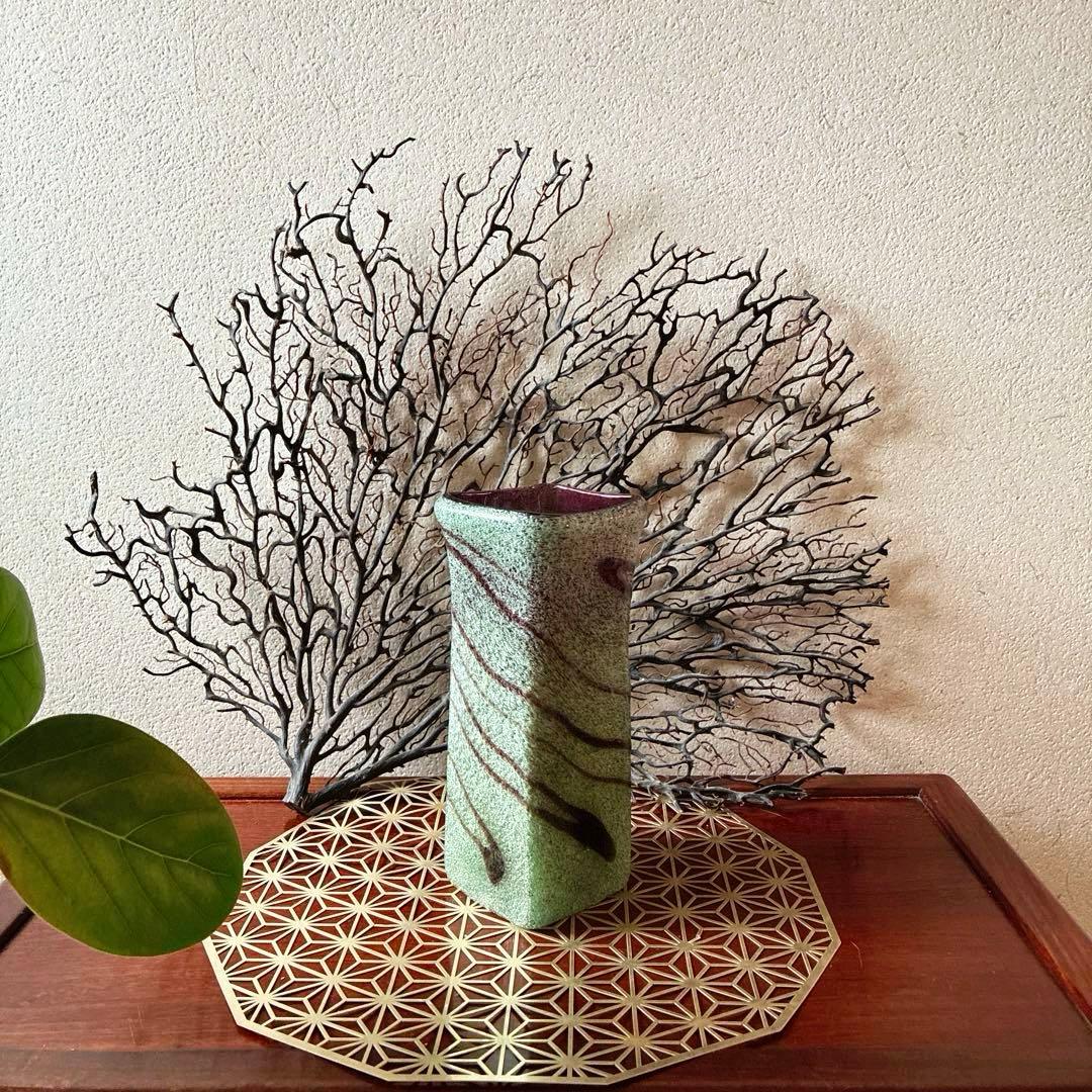 骨董　琉球ガラス　工芸ガラス　現代の名工　稲嶺盛吉　淡緑茶　臙脂色　角型　花瓶
