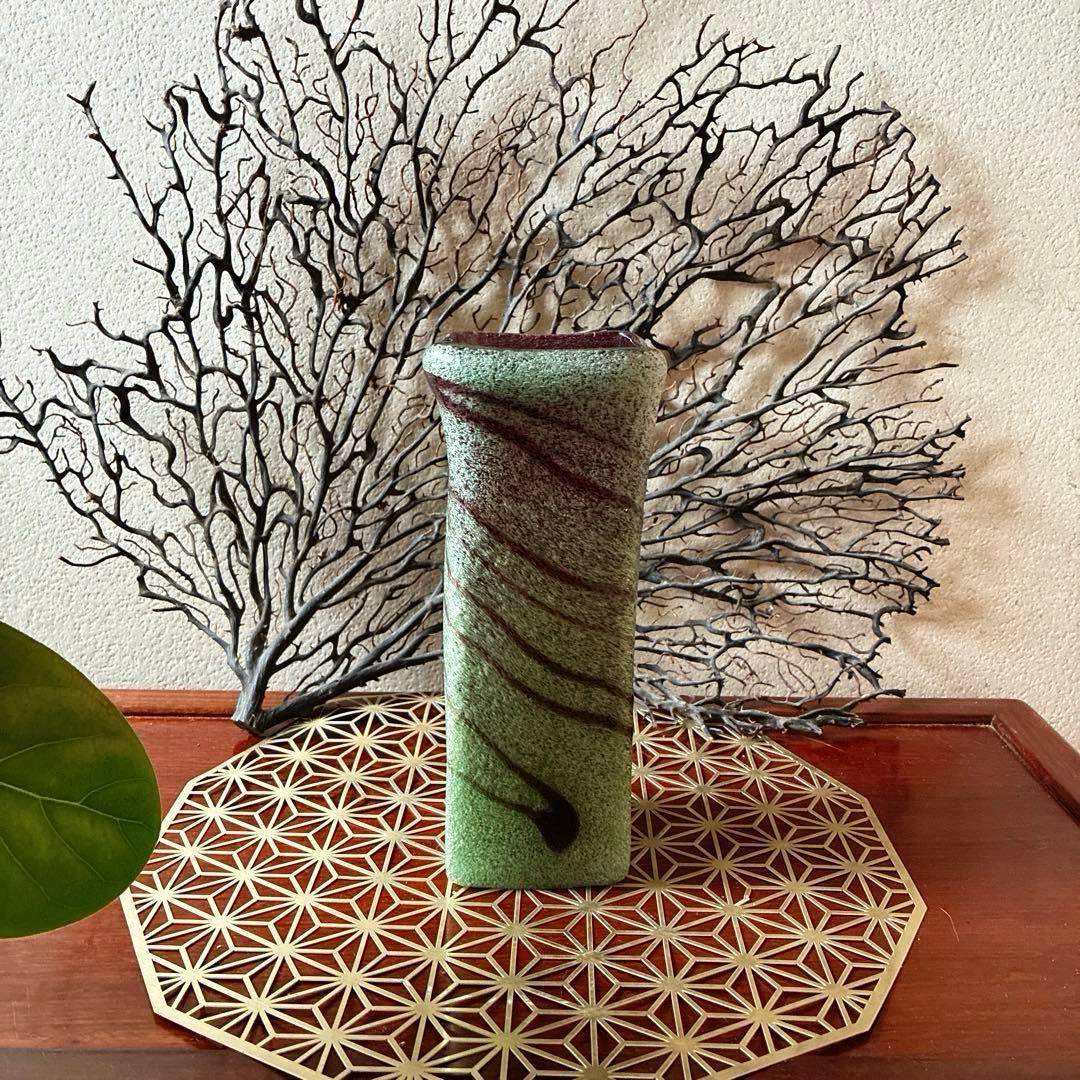 骨董　琉球ガラス　工芸ガラス　現代の名工　稲嶺盛吉　淡緑茶　臙脂色　角型　花瓶