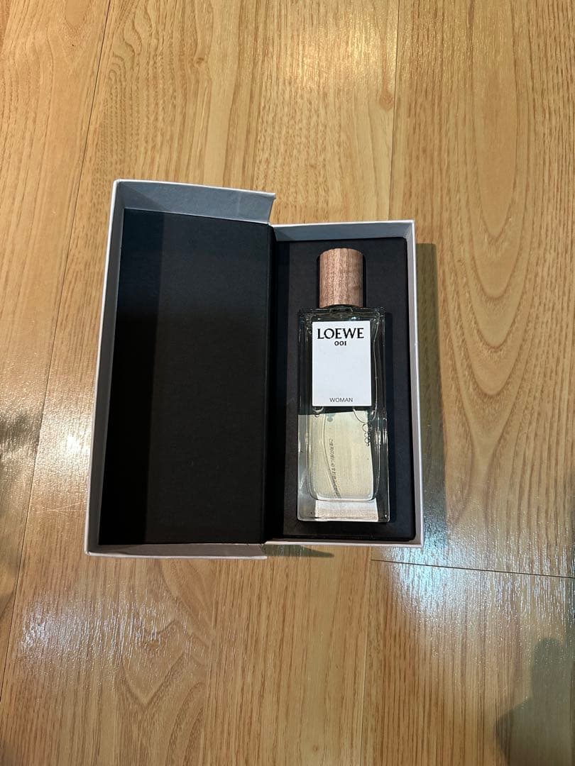 LOEWE 001 WOMAN香水 箱入り