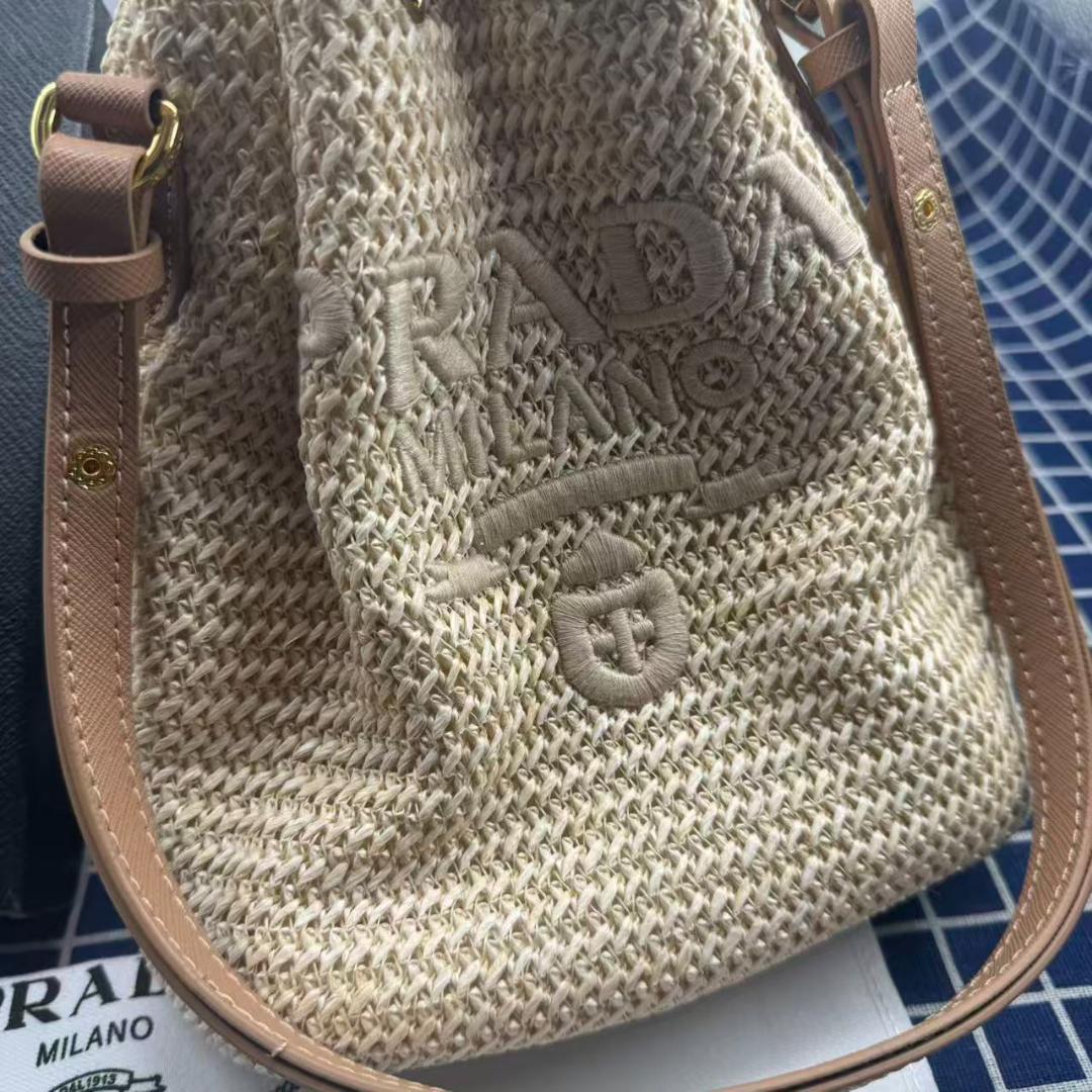 PRADA ベージュ ショルダーバッグ／ハンドバッグ