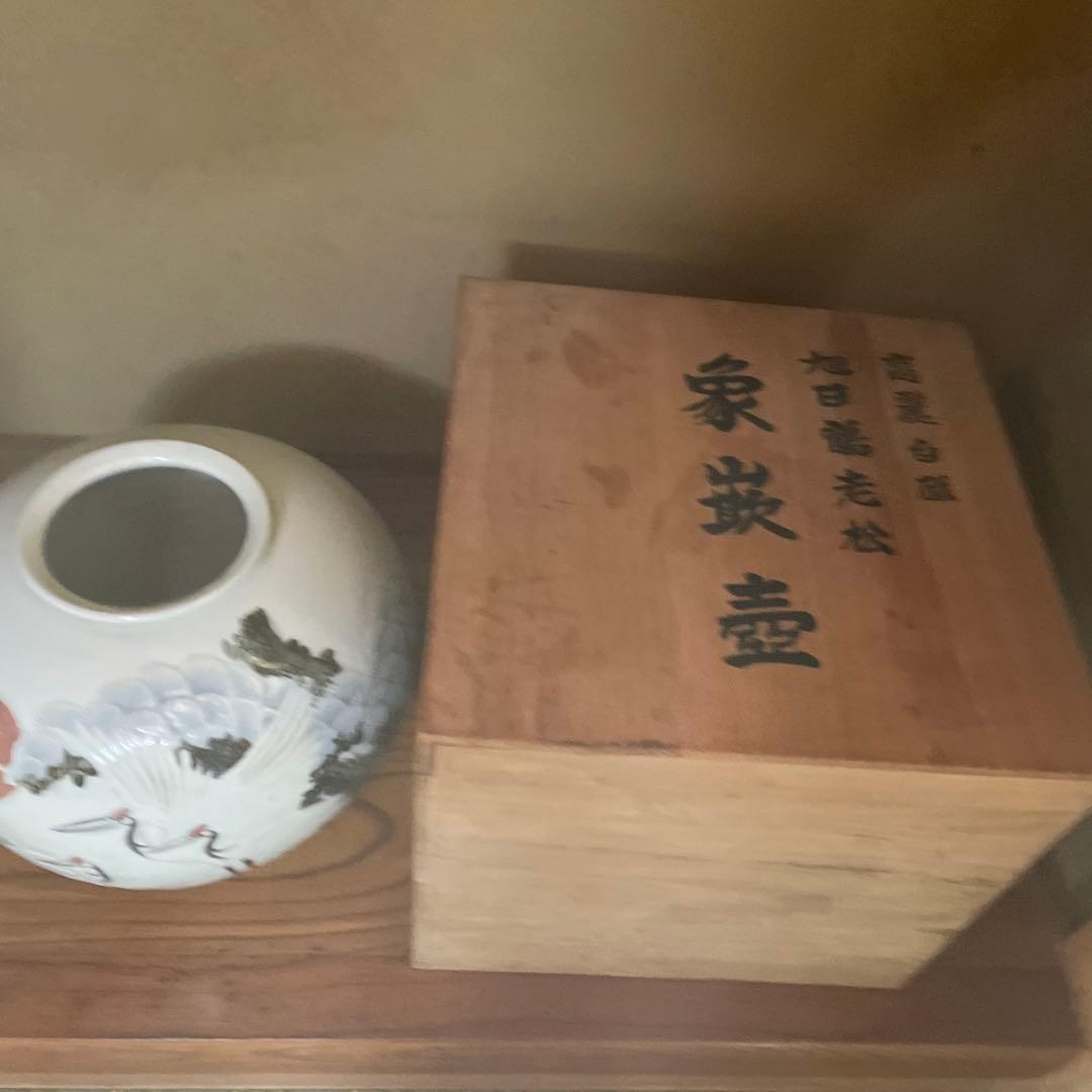 高麗白磁の象嵌（ぞうがん）壺　大壺 旭日鶴老松　象嵌壺　40x40