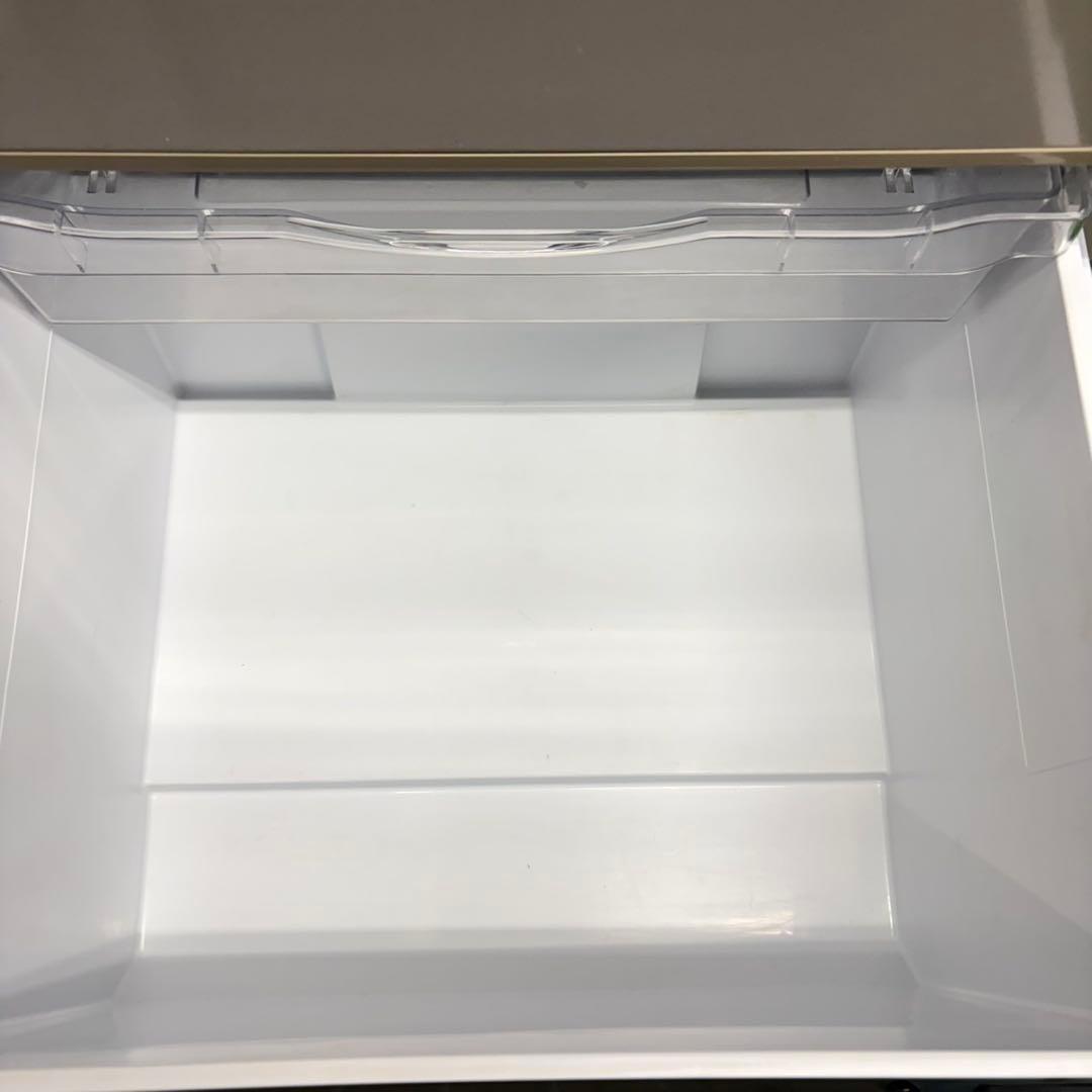 820 極美品　冷蔵庫　大人気3ドア　小型　一人暮らしにも　200L〜300L