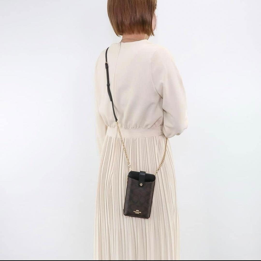 【新品・未使用】COACH スマホショルダー ピンクとグリーンのみ値下げしました