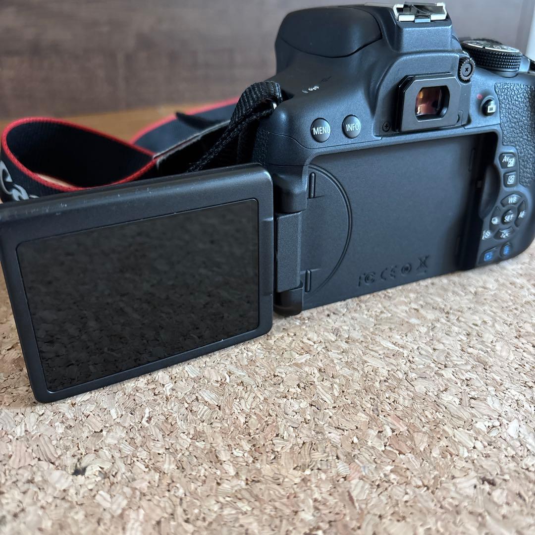 Canon EOS kiss X8iダブルズームキット　レンズフード・バッテリー