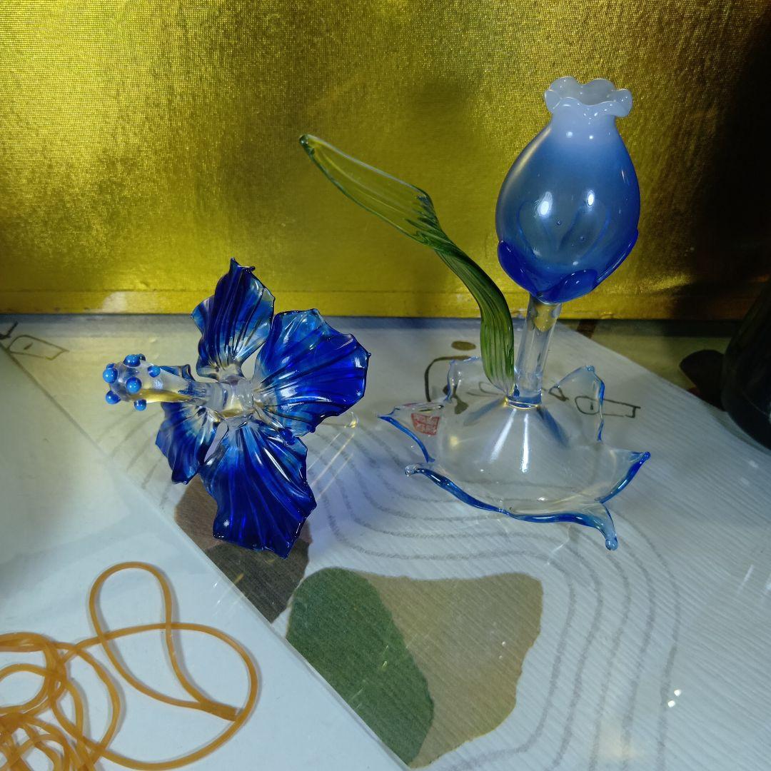 青と透明のガラス花の装飾品