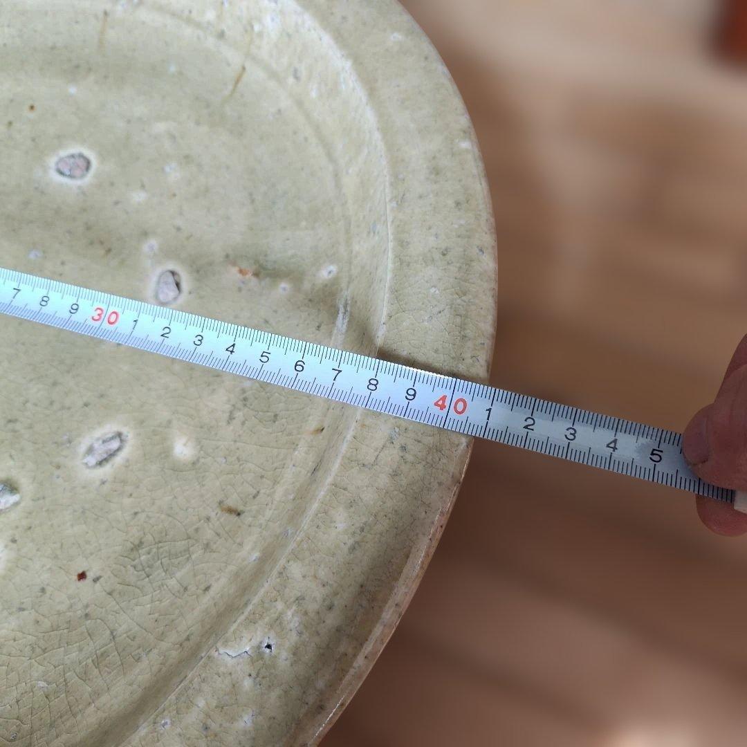 淡い緑色の皿型陶器