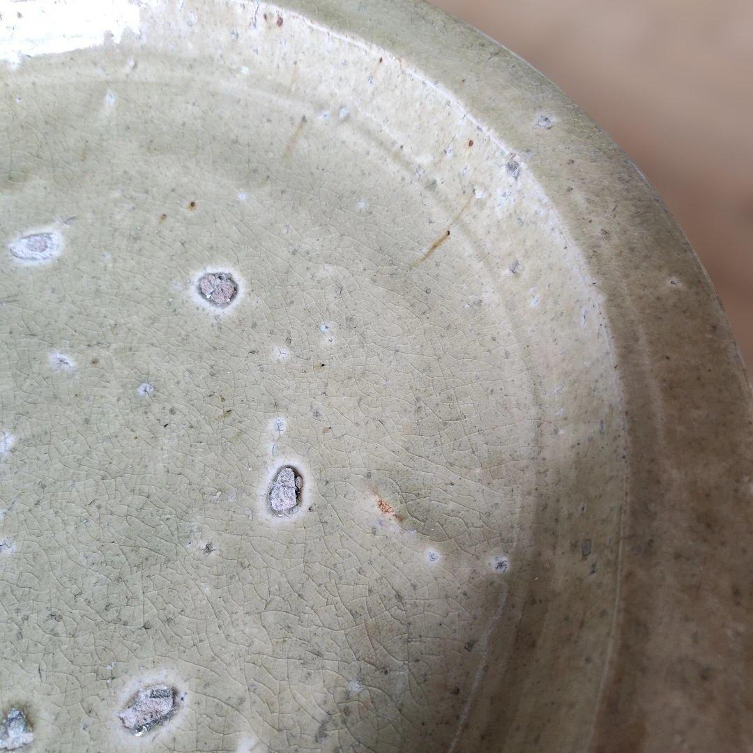 淡い緑色の皿型陶器