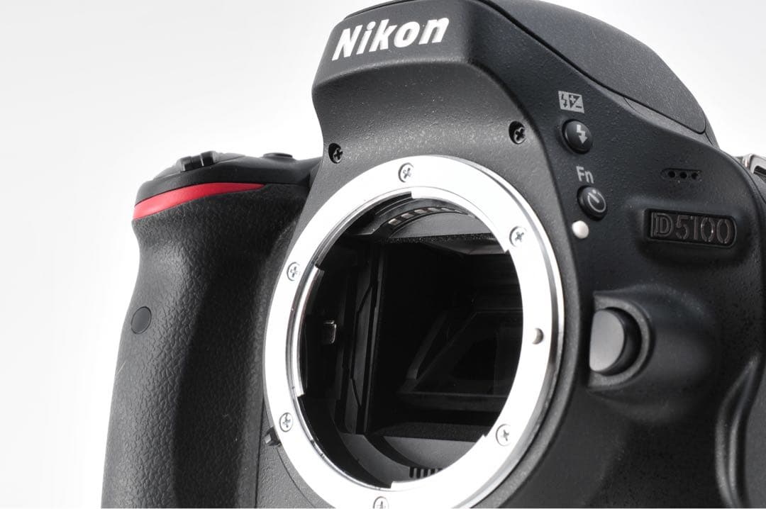 ■ 美品 ■ Nikon D5100 ダブルズームキット 《 S数3038回 》
