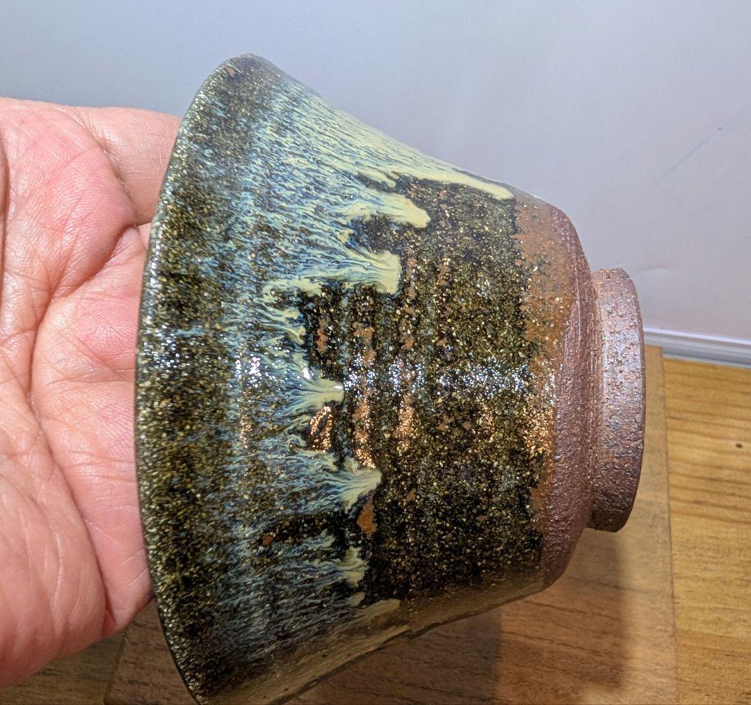 青緑色の陶器製茶碗