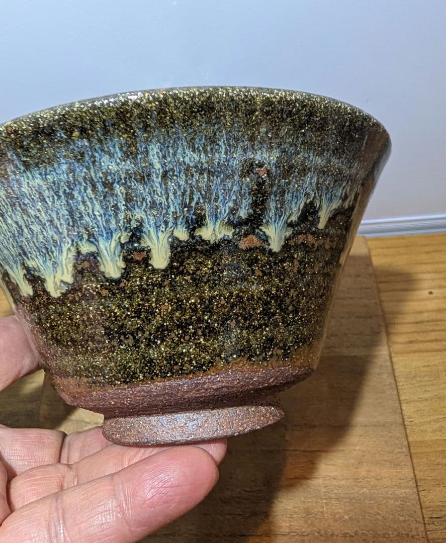 青緑色の陶器製茶碗