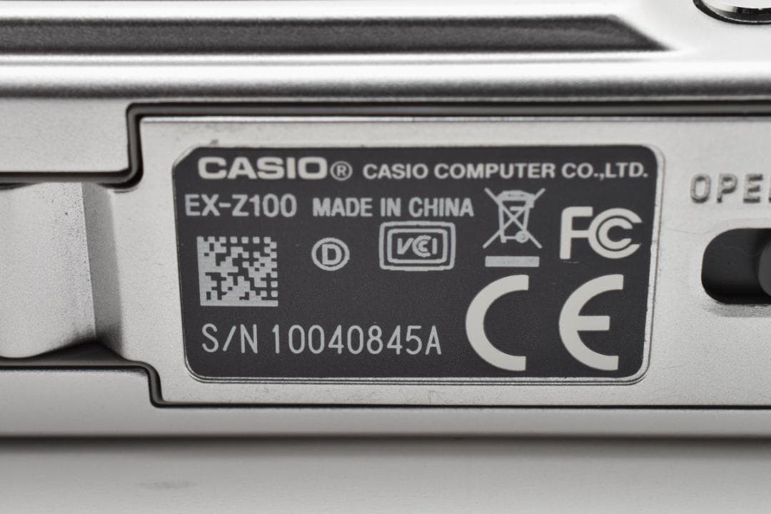 《 美品 》カシオ　CASIO EXILIM EX-Z100 シルバー