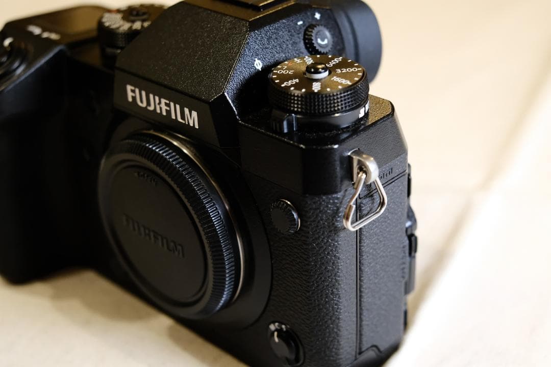 【美品】［ショット数28］ FUJIFILM X-H1ボディ ミラーレス一眼
