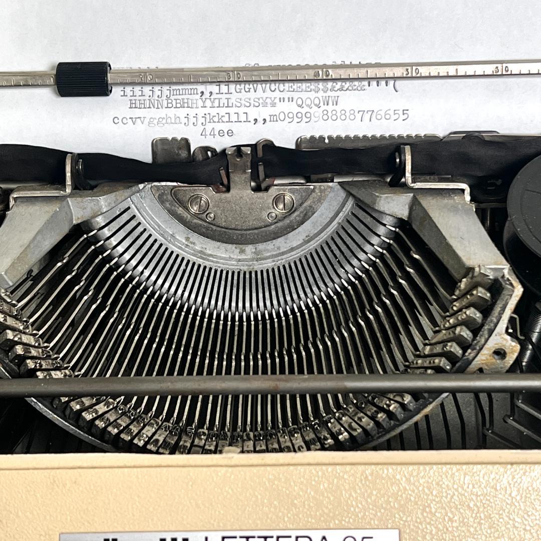 タイプライター オリベッティLETTERA 35、動作良好、スペイン製1970s