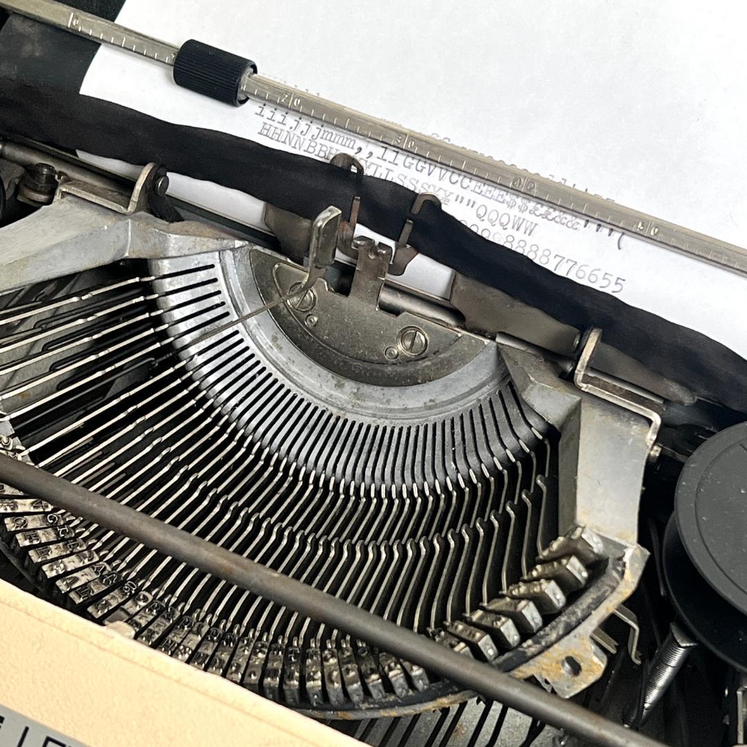 タイプライター オリベッティLETTERA 35、動作良好、スペイン製1970s