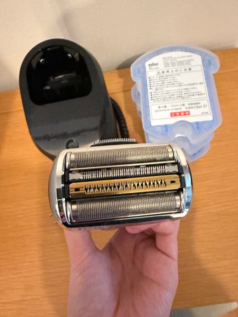 ブラウン　シリーズ9 洗浄機、洗浄液カートリッジ3個付き美品