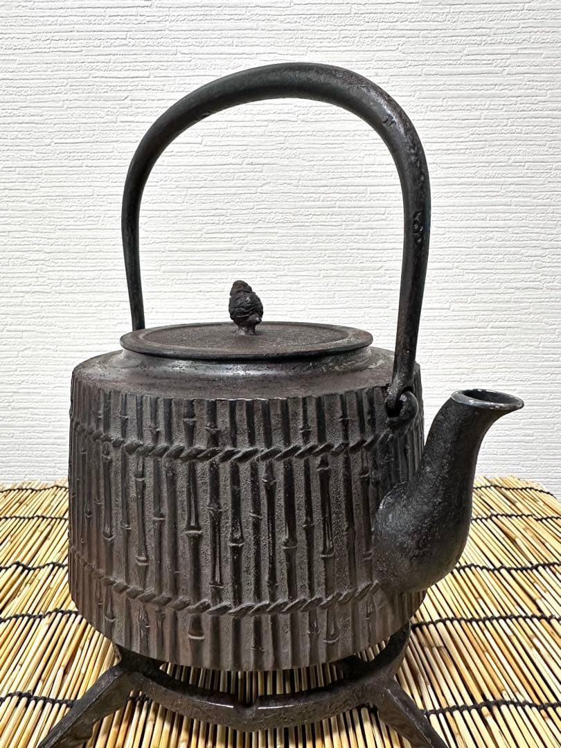 未使用、長期保管品　敬典工房正寿堂山正　人間国宝髙橋敬典作　竹垣文様　南部鉄瓶