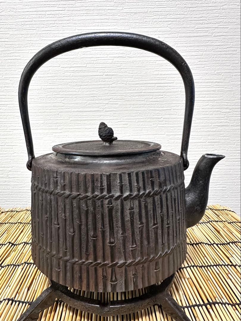 未使用、長期保管品　敬典工房正寿堂山正　人間国宝髙橋敬典作　竹垣文様　南部鉄瓶