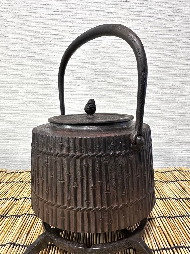 未使用、長期保管品　敬典工房正寿堂山正　人間国宝髙橋敬典作　竹垣文様　南部鉄瓶
