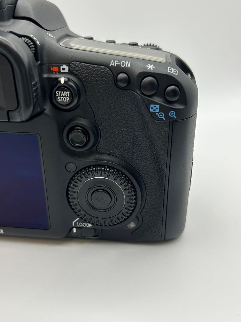 Canon キヤノン EOS 7D デジタル一眼レフカメラ　チャージャー付き