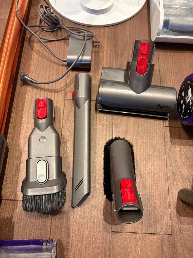 ジャンク品　ダイソンsv12本体スタンド、各種アタッチメントセット
