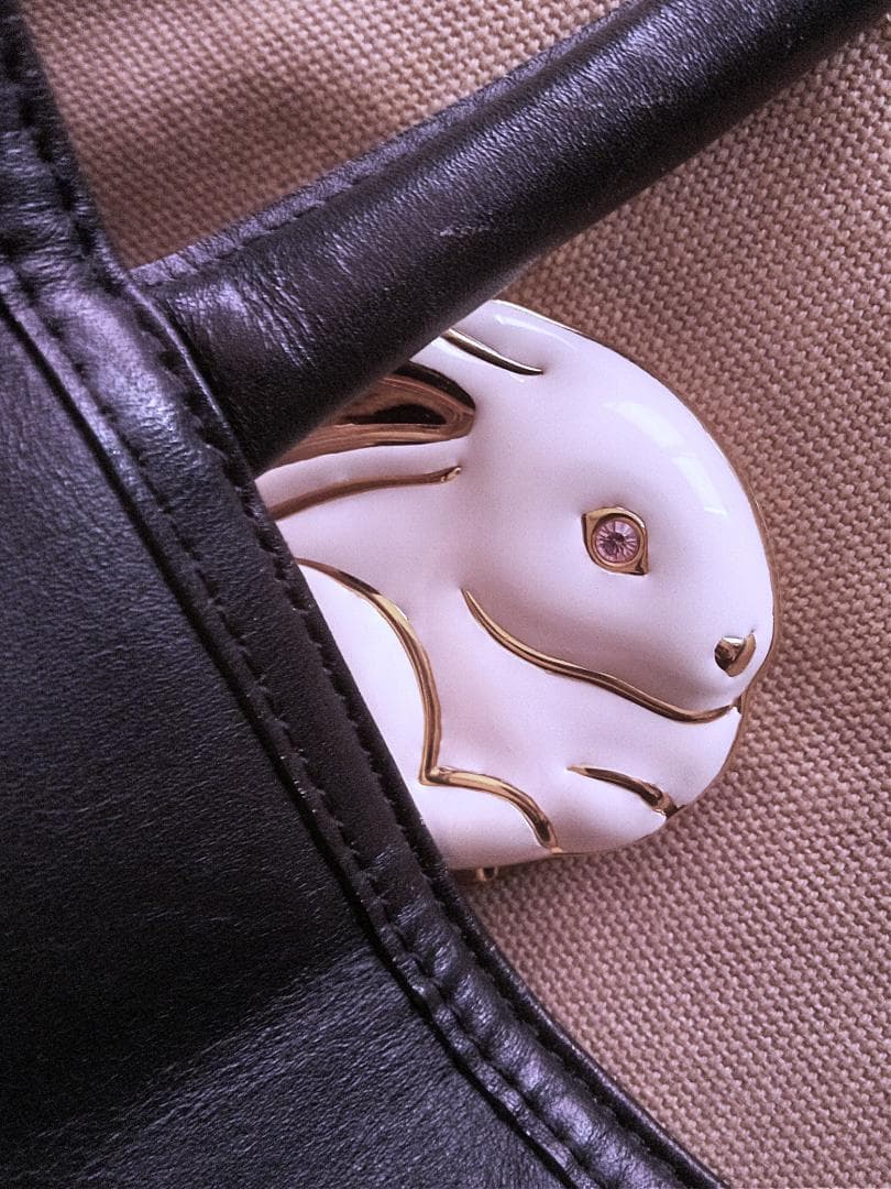 白うさぎのコンパクト 　ESTEE LAUDER　エスティローダー　エナメル