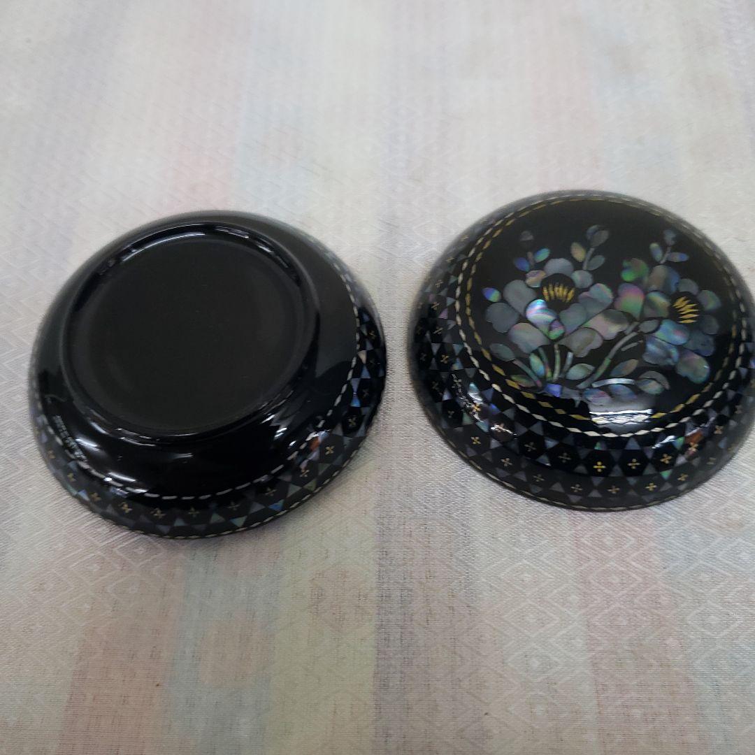 蔵出し特価　上品できれいで高品質花模様の夜光貝の　螺鈿漆器香合７×３cm