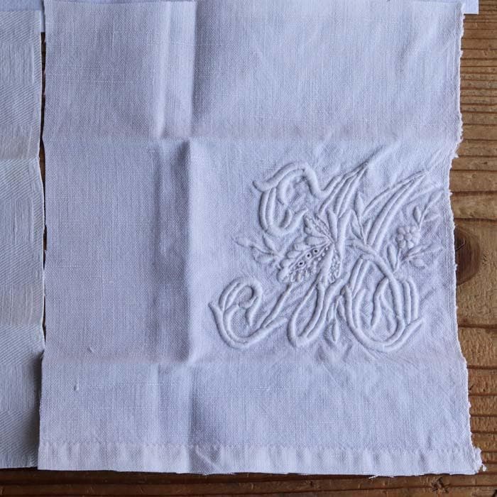 【3】たくさん 12枚！フランス アンティーク 手刺繍 イニシャル 端切れ
