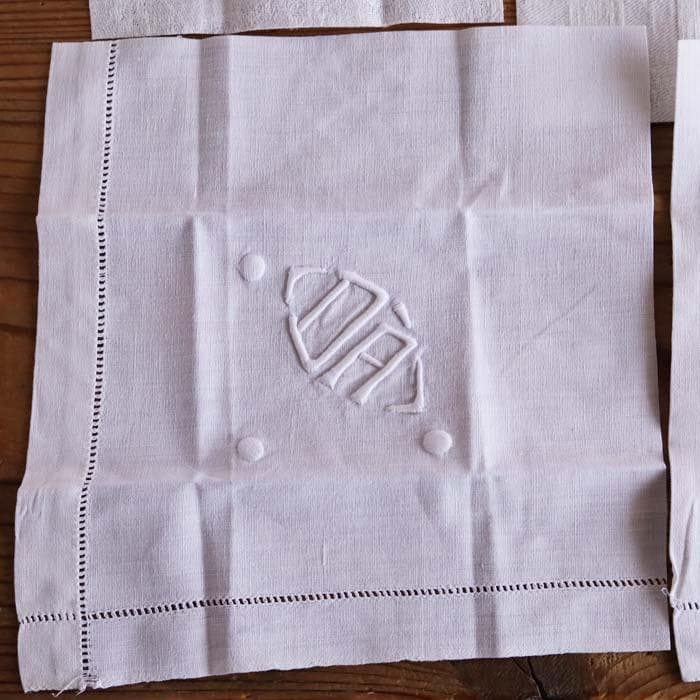 【3】たくさん 12枚！フランス アンティーク 手刺繍 イニシャル 端切れ
