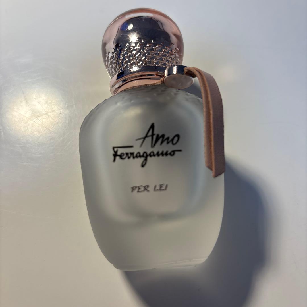 Salvatore Ferragamo アモフェラガモパーレイ　香水